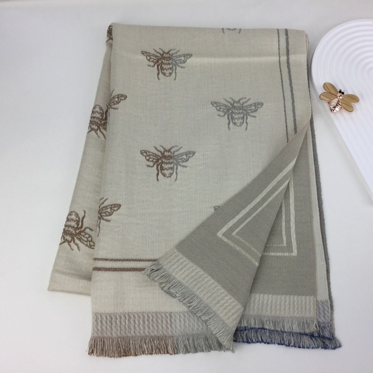 Reevo Accessories Winter Bee Scarf -Beige